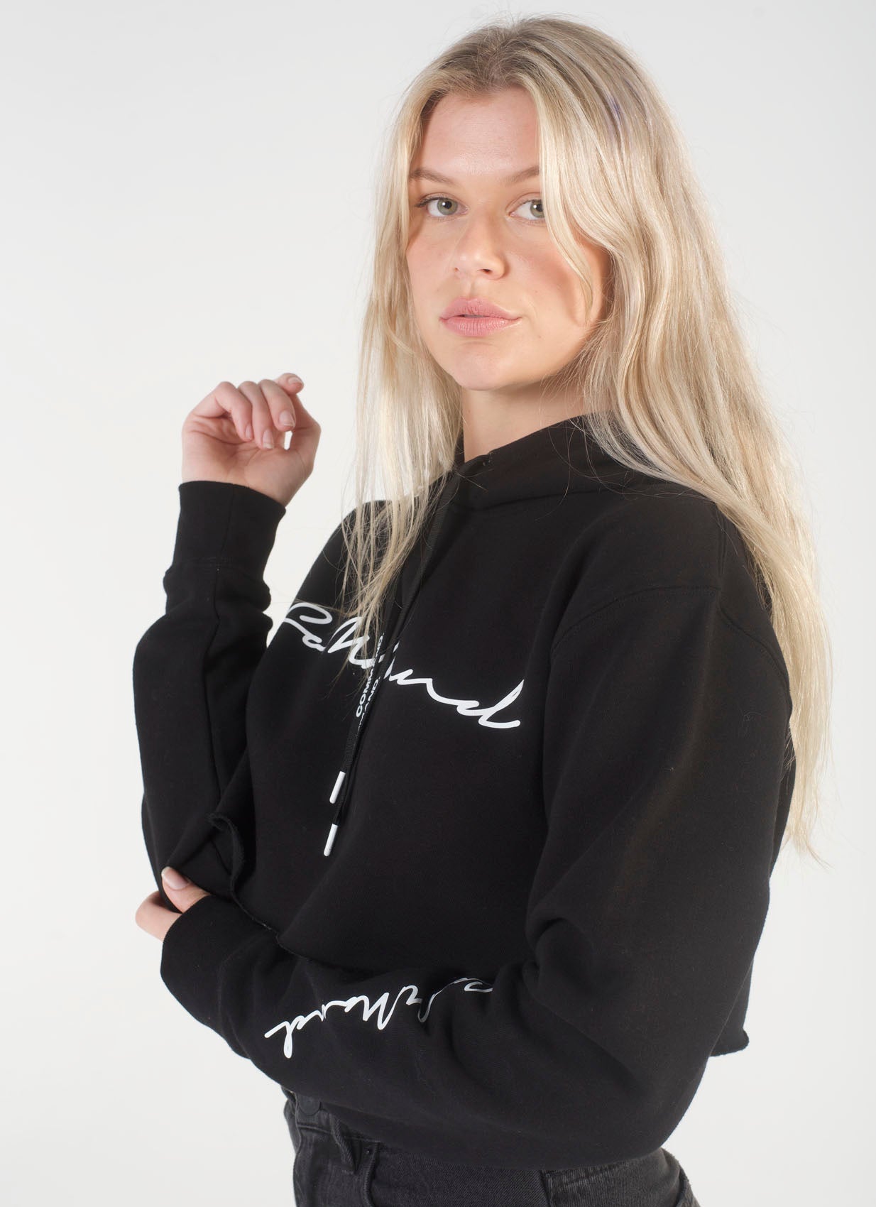 BLACK CROPPED CURSIVE HOODIE