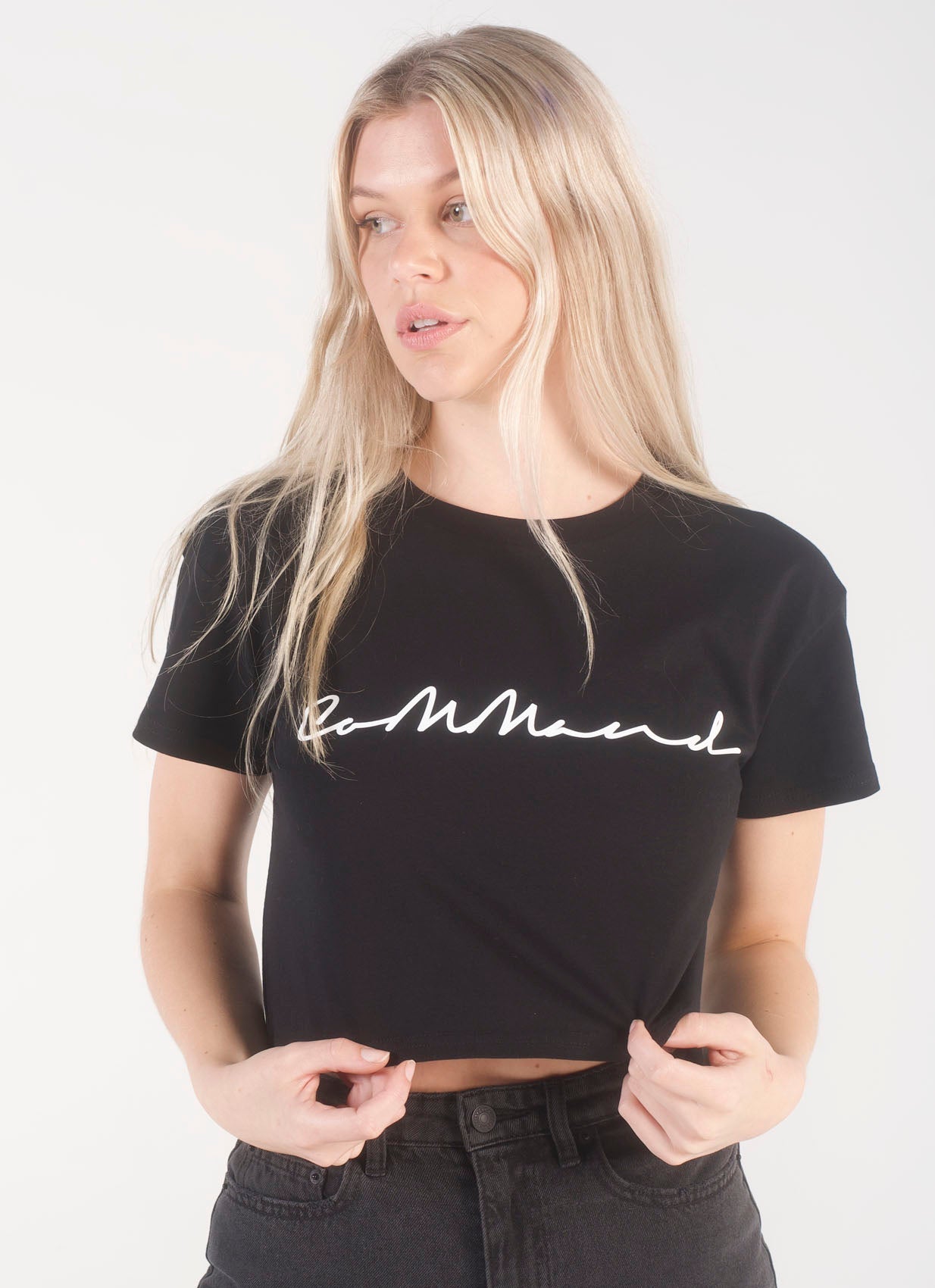 BLACK CROPPED CURSIVE T-SHIRT